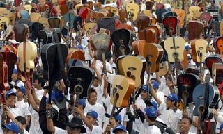インドで1730人が同時にギター演奏、ギネスに挑戦（ロイター） - Yahoo!ニュ